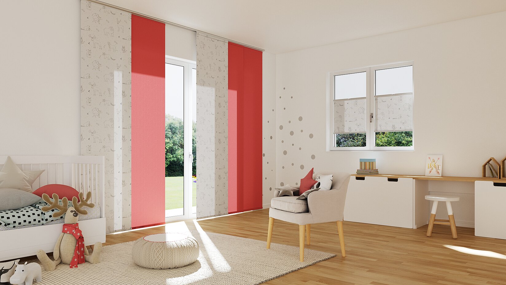 Kinderzimmer mit roten und gemusterten Flächenvorhängen sowie Wabenplissees am Fenster
