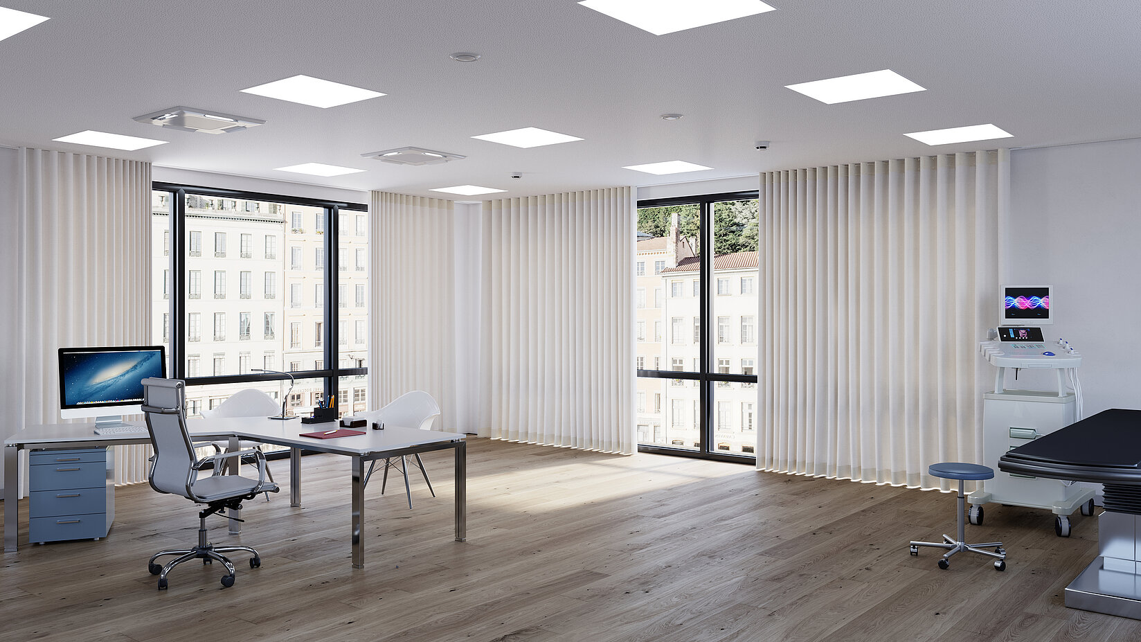 Helle Arztpraxis oder Büroeinheit mit cremefarbenen, vertikal geführten MHZ Vorhängen vor grossen Fenstern.