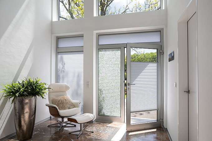 MHZ Plissee Green Stories Green Stories Plissees Primo und Zen im Eingangsbereich an Fenster und TĂźr