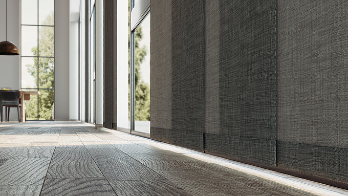 Nahaufnahme eines dunkel strukturierten Flächenvorhangs an einem grossen Fenster mit sichtbarer Stofftextur und Schattenwurf.