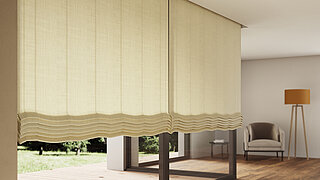 Raffrollo mit gleichmässiger Faltenoptik und lichtdurchlässigem Stoff in Wohnraum mit Terrassenzugang