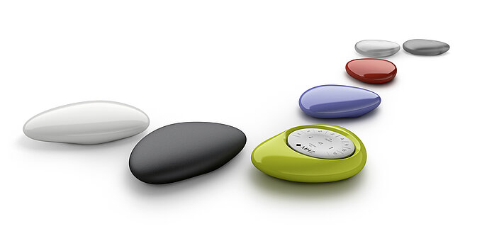 Verschiedene MHZ Pebble Funkhandsender in sieben Farben – weiss, schwarz, limette, blau, rot, silber und grau.