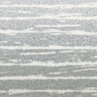 Bande/lame pour store vénitien de la collection STRIPE avec motif rayé gris et blanc. La surface présente un aspect structuré et chaleureux.