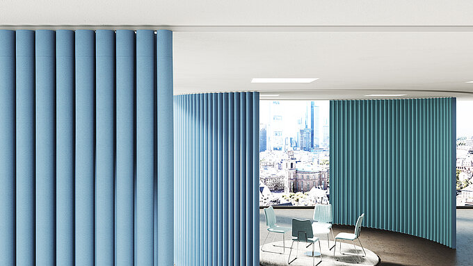 Detailansicht hellblauer MHZ-Vorhänge in grosszügigen Wellen, als Raumteiler in einem modernen Büro mit Fensterfront.