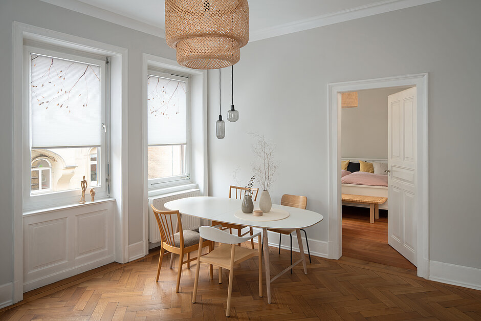 Esszimmer mit zwei Fenstern und weissen Wabenplissees mit zartem Naturmotiv, modern und hell eingerichtet