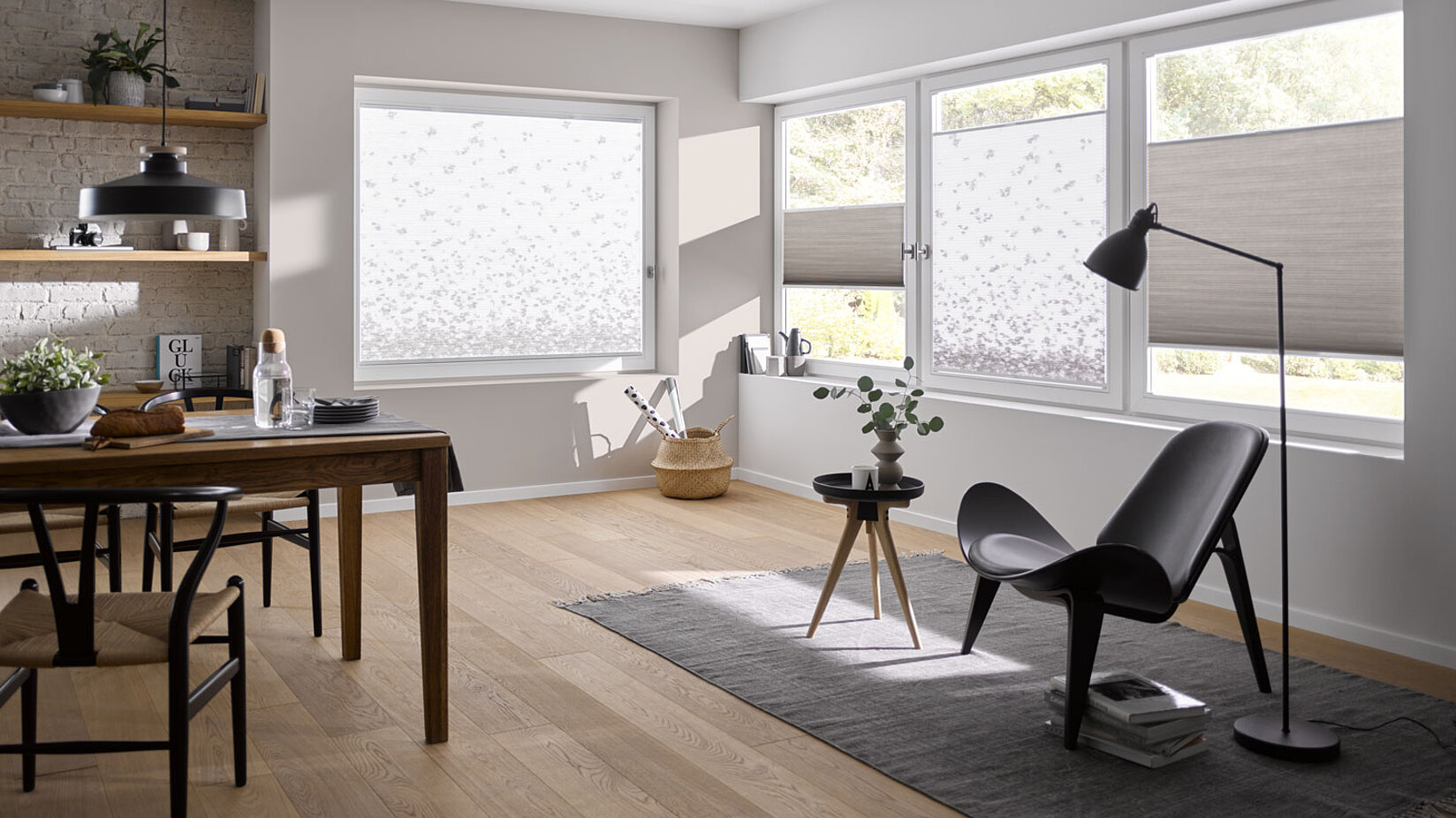 Modernes Wohn- und Esszimmer mit halbtransparenten und blickdichten Wabenplissees an grossen Fenstern für blendfreien Sicht- und Sonnenschutz