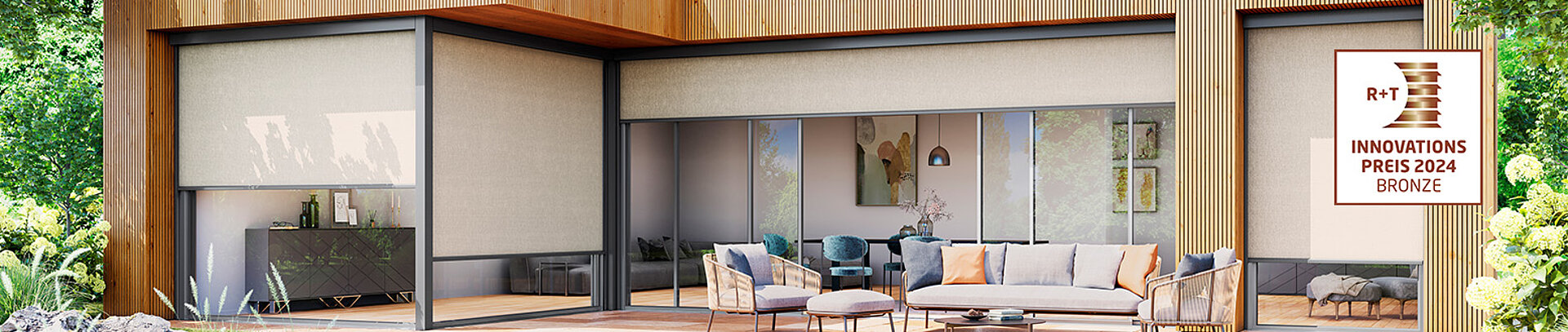 Modernes Haus mit zip 6 Senkrechtmarkisen auf der Terrasse und R+T Innovationspreis-Logo 2024 Bronze.