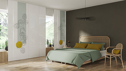 Flächenvorhang Tessa mit botanischem Muster und gelbem Akzent in einem naturnah gestalteten Schlafzimmer mit Holzfussboden.