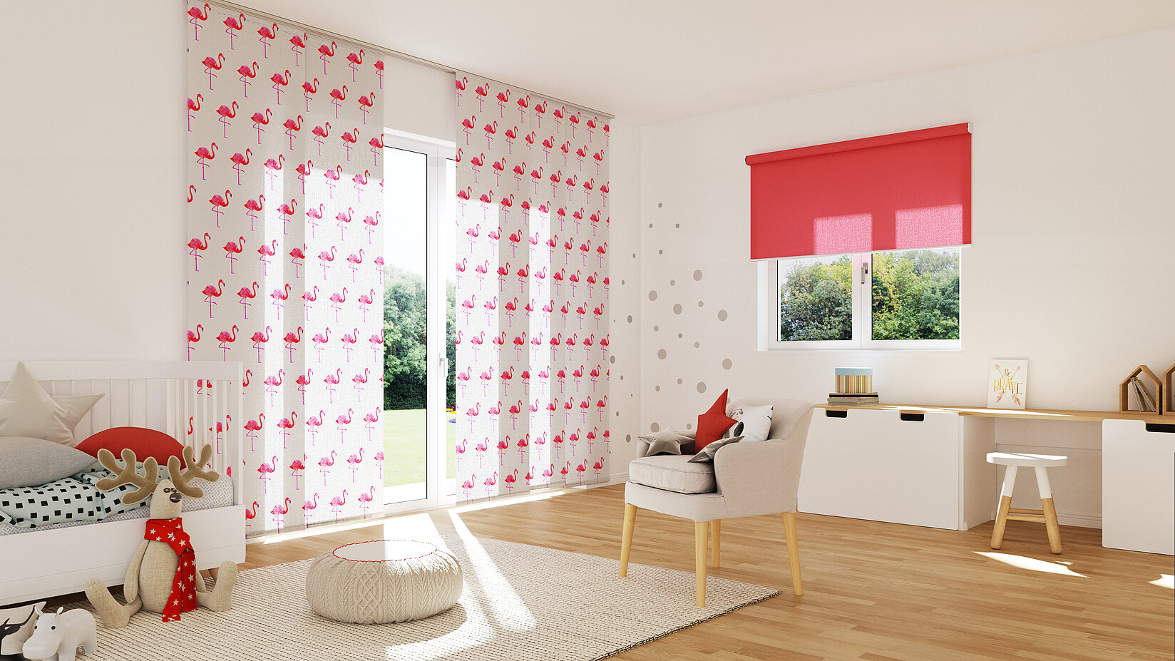 Kinderzimmer mit pinkfarbenem Rollo und weissen Flächenvorhängen mit Flamingo-Motiv