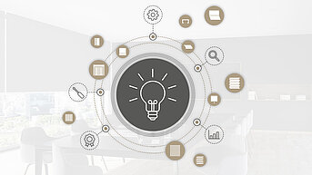 Infografik zu Wissen und Technik vor Konferenzraum mit Sonnenschutz-Rollos
