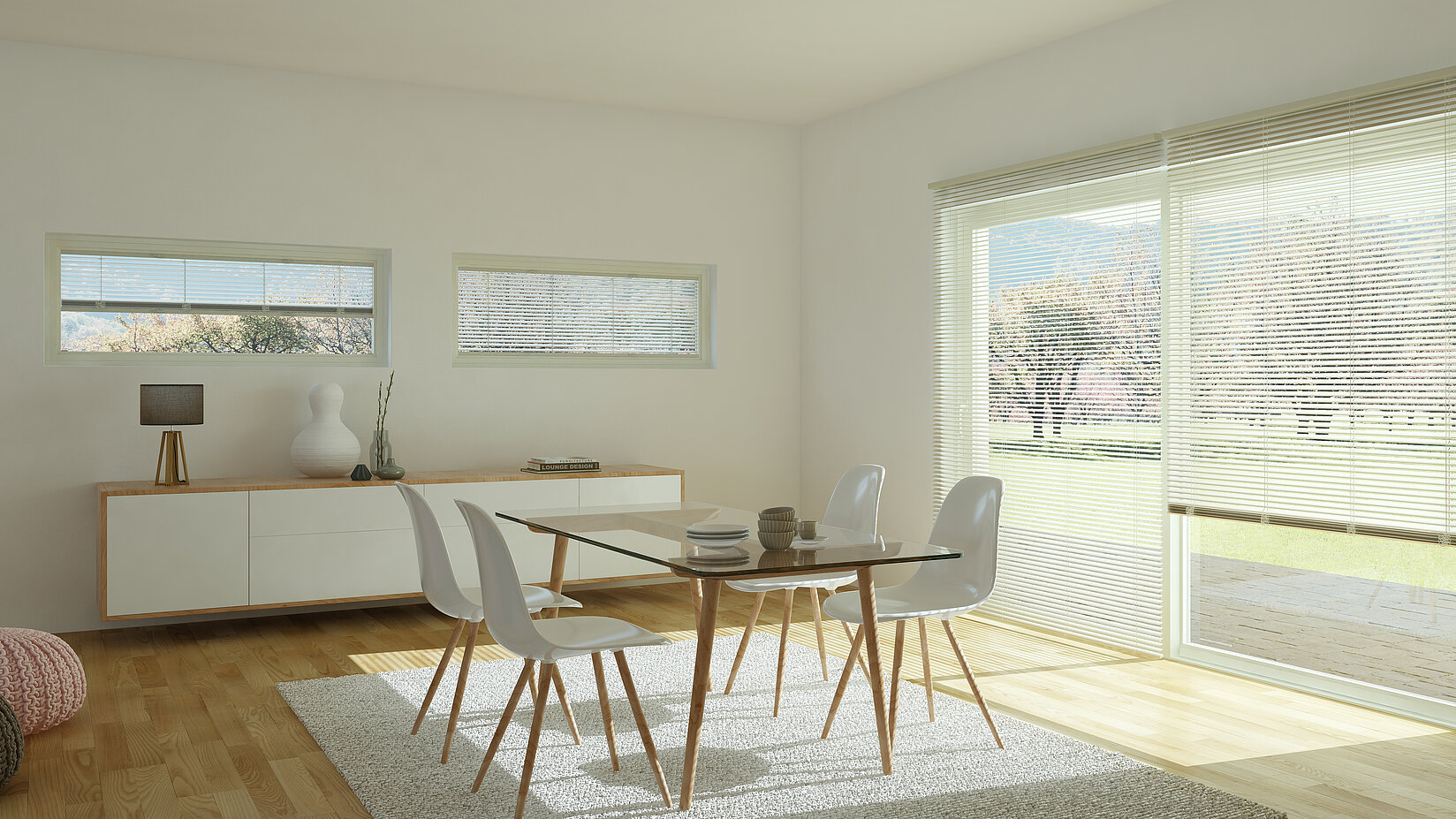 Essbereich mit grossen Fenstern und Jalousien in hellem Beige. Horizontale Lamellen sorgen für sanfte Lichtfilterung und natürlichen Lichteinfall.
