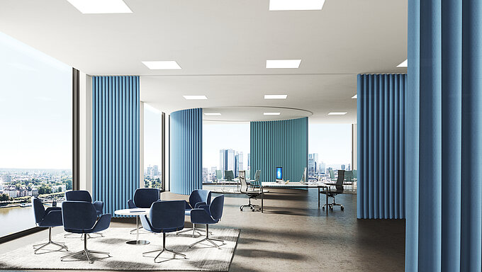 Grosses Büro mit blauen MHZ Vorhängen als Sichtschutz und Raumteiler vor raumhohen Fenstern.