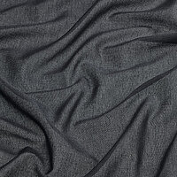 Dunkler, fliessender Stoff mit feiner Struktur und weichem Faltenwurf.