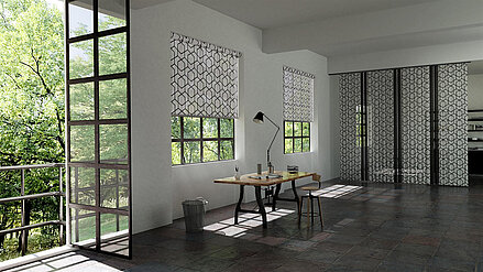 Büro mit Rollos am Fenster und Lamellenvorhang als Raumteiler im Birkenmotiv