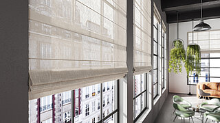 Nahaufnahme eines halbtransparenten Raffrollos in Loft mit grossen Fenstern und Stadtblick