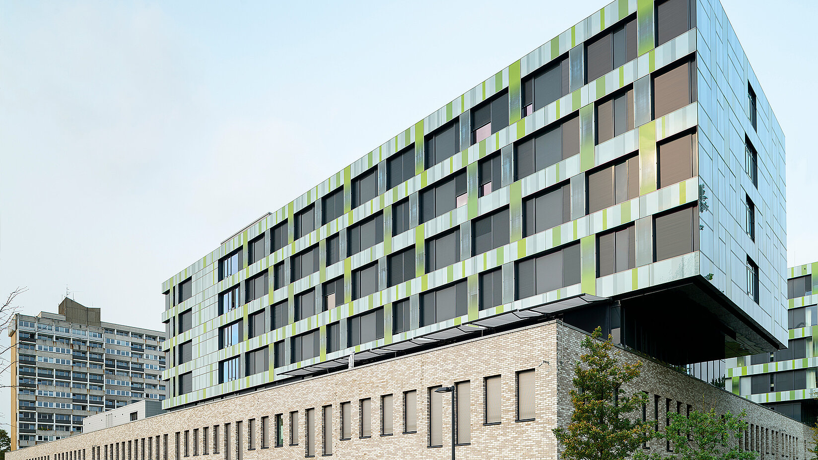 Klinikfassade in Hannover mit MHZ s_onro Metallbehang und farblich strukturierter Aussenverkleidung.