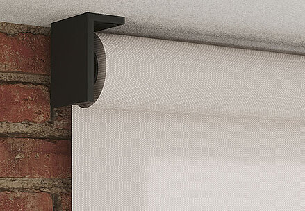 Nahaufnahme eines Rollos mit schwarzer Halterung zur Deckenmontage und lichtdurchlässigem Stoff