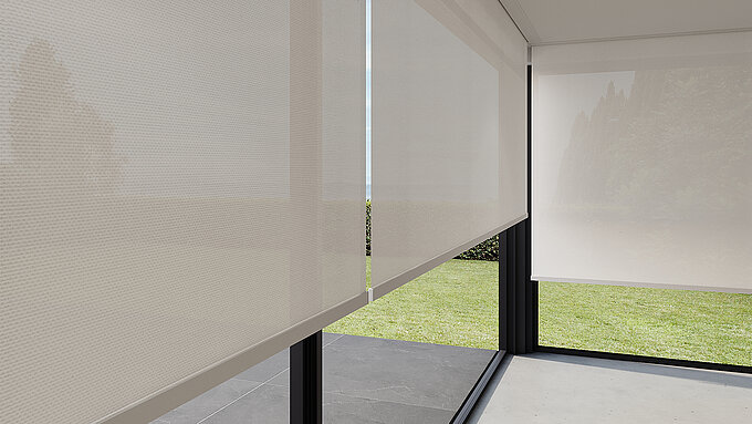 Detailansicht halbtransparenter Rollos mit feinem Gewebe vor grossen Glasflächen mit Ausblick ins Grßne