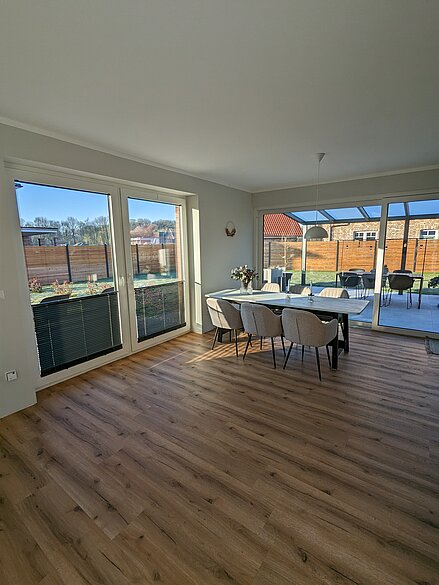 Grosser Essbereich mit bodentiefen Fenstern und Twinline-Jalousien im unteren Fensterbereich zur Lichtregulierung.