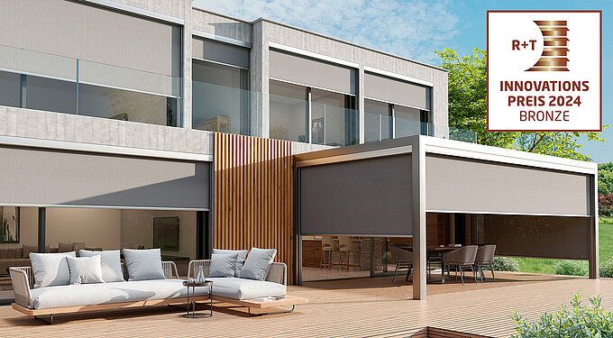 Terrasse mit Pergola und zip 6 Senkrechtmarkisen, ausgezeichnet mit dem R+T Innovationspreis 2024 Bronze.